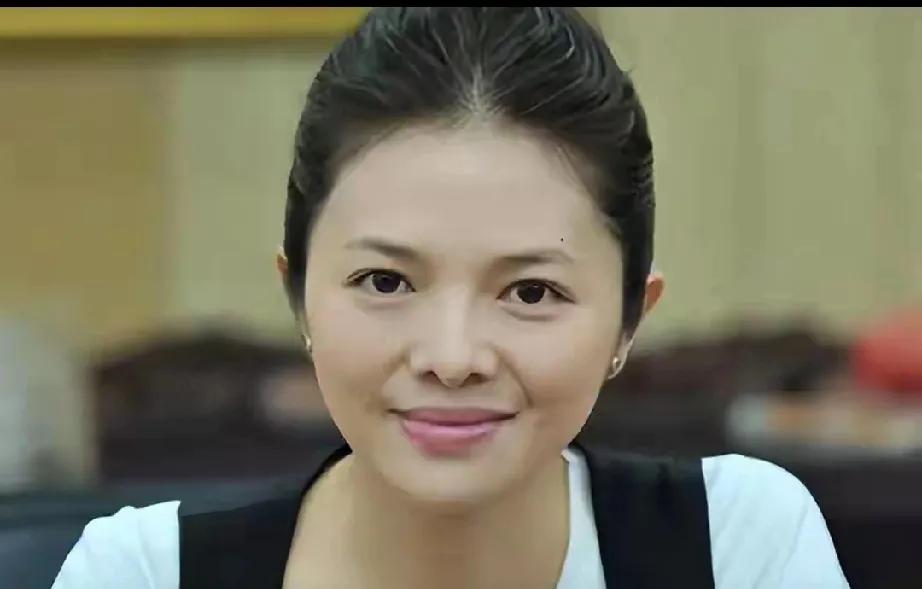 惊爆！曾经央视舞台上熠熠生辉的主持人文清，如今现状令人咋舌！曾经那个气质出众、形