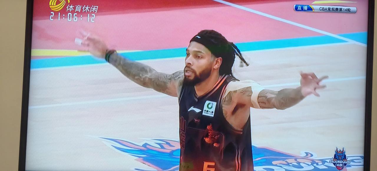 山东高速核心外援的坏习惯，第三外援捡到宝。山东高速轻松战胜吉林，取得七连胜，据