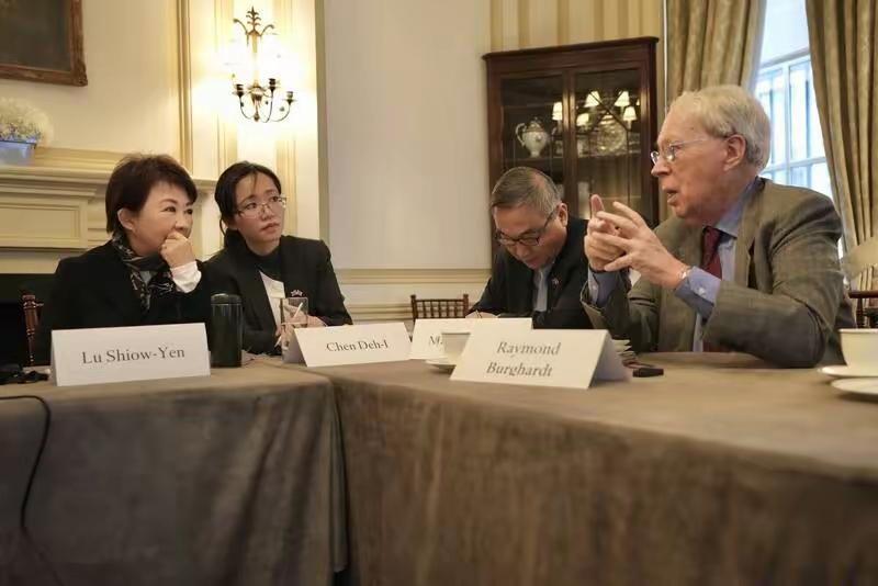 正在美国访问的卢秀燕人设彻底崩塌了。彻底暴露出了她台独分子的本面目，在美国外交