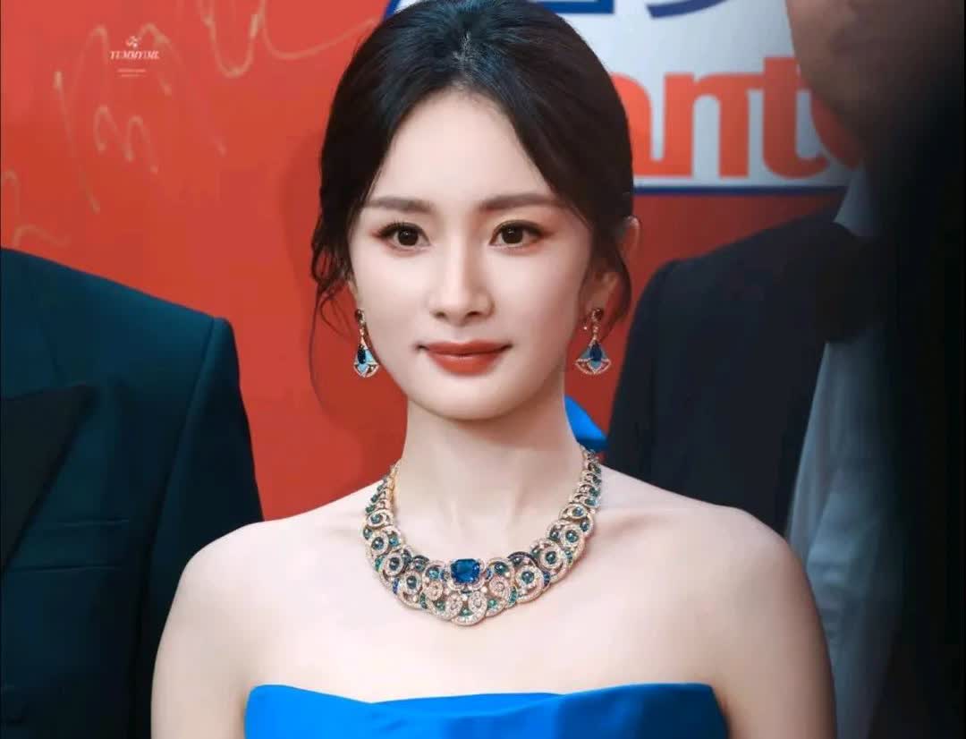 真正的教养不是装出来不知道你们发现了没？在昨天上海电影节杨幂在红毯上的小