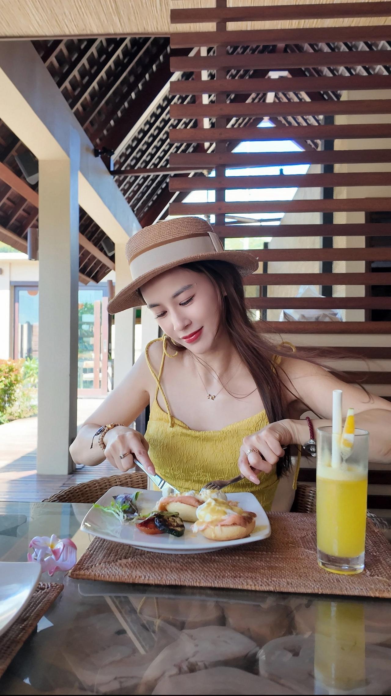 近日，黄圣依晒出一组美照，并配文：“在巴厘岛🌴把日子过成海风里的散文诗”。