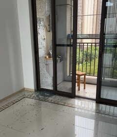 来看看广州十级大风一早上狂风暴雨⛈️十级大风直接把阳台玻璃崩碎了广州暴雨广州