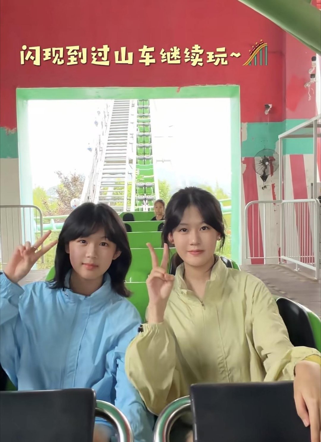 陆毅一家四口运动装现身南京欢乐谷，贝儿小叶子大长腿好吸睛，鲍蕾20年婚姻美满真相浮出水面​