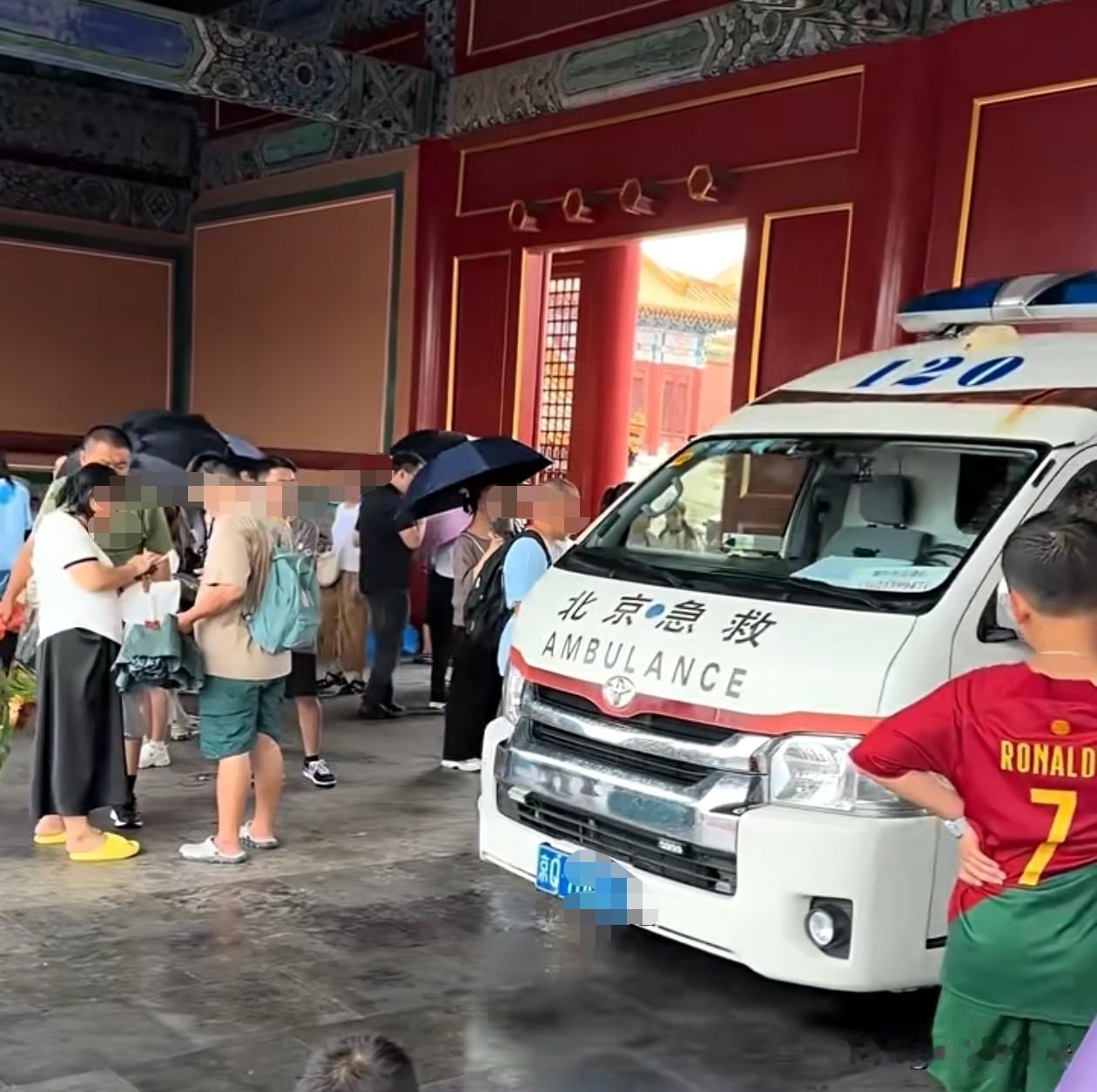 如果大热天的，在北京的白天非要选择去景点，必须推荐是故宫，一棵树没有，开放的区域