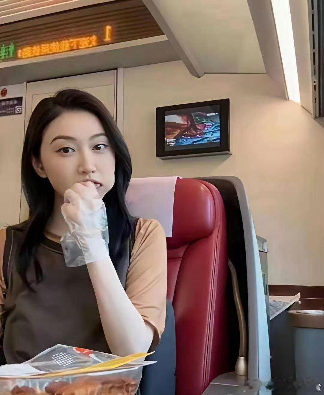 景甜高铁上演现实版吃播！戴着手套啃鸭翅，还喝上可乐，抛开明星包袱，大口干饭，也太
