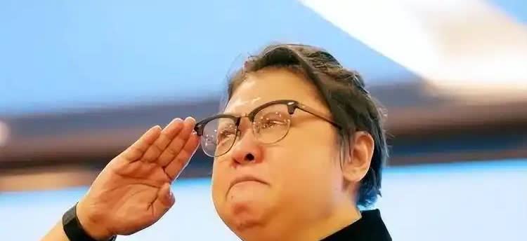 ☁韩红问一唱歌的相声演员：“我问点行话，拜了谁的师傅？”选手：“我先生李金