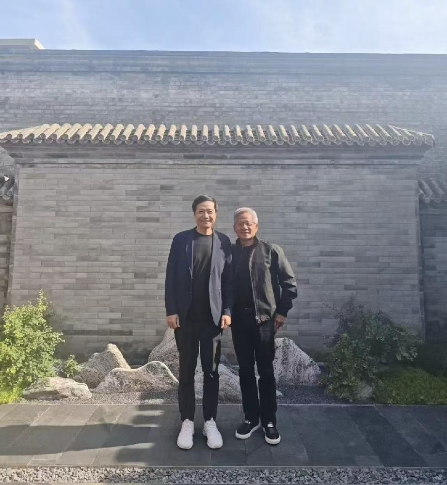 黄仁勋和妻子是从校园恋情走进婚姻，他俩是大学同学，夫妻感情稳定，育有一双混血子女