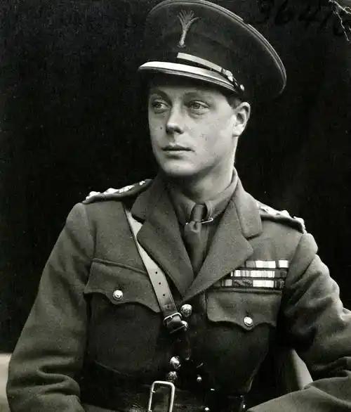 1936年初，英国国王乔治五世病逝，长子爱德华八世顺利继承王位。 登基不久，