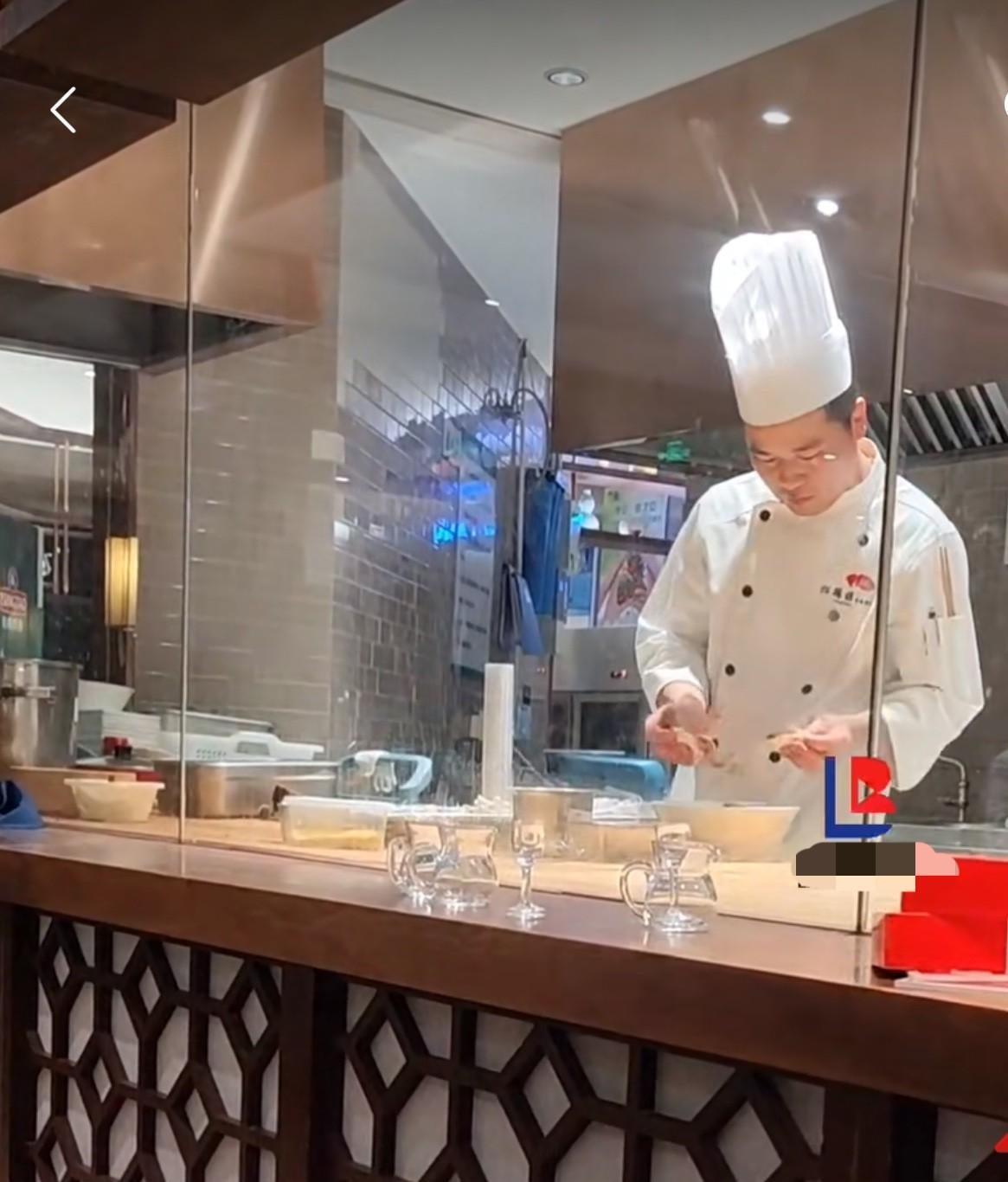 瞧，这位厨师在干坏事吗？他将包好的饺子一个个拆开，把肉馅弄出来，饺子皮丢在另