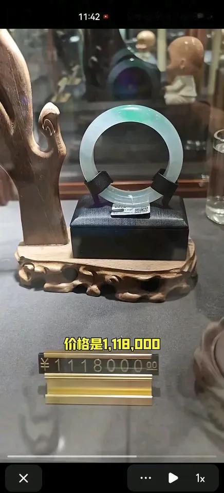 118万的胖东来镇店玉镯被上海富婆买走，这不足为奇。在许昌，这玉镯的价值堪比一套