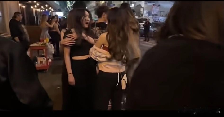 牢A所说的在这一刻具象化了，看看这满大街的亚裔面孔，如果不知道的还以为这是国内