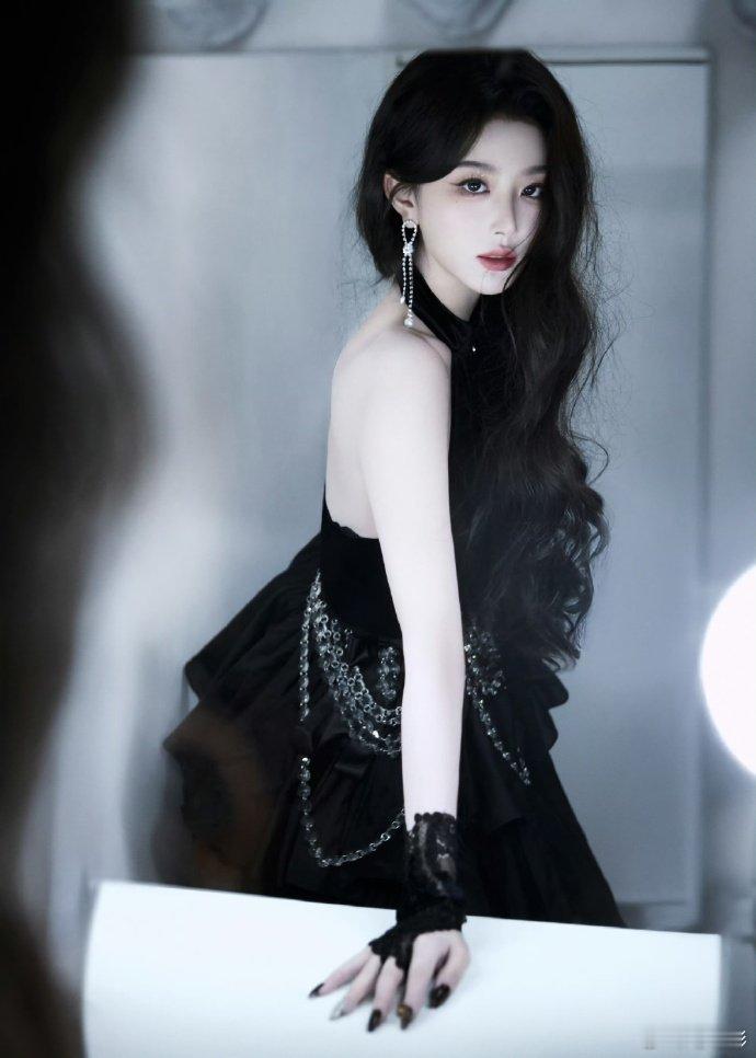 孔雪儿黑丝绒小蛋糕造型救命！孔雪儿这黑丝绒小蛋糕造型也太绝了吧！甜酷交织的氛围