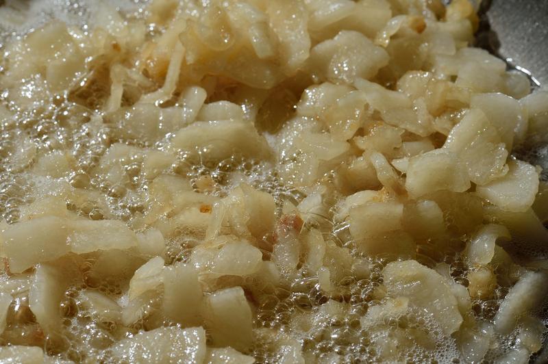 植物油和猪油哪个更有营养，这还真不好说。猪油是动物脂肪，富含脂溶性维生素，能提