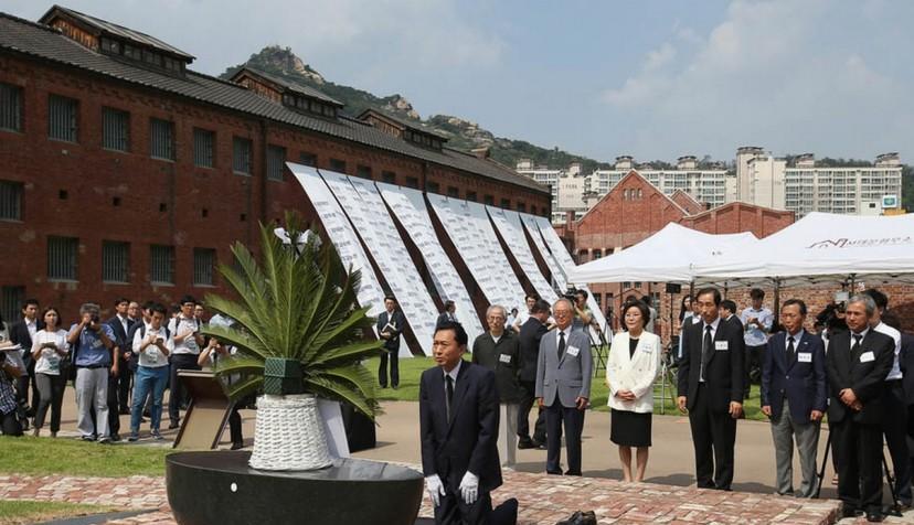 鸠山由纪夫的到来说明，能拯救日本的只有他们自己，日本急需一场自我清洗式的内部革命