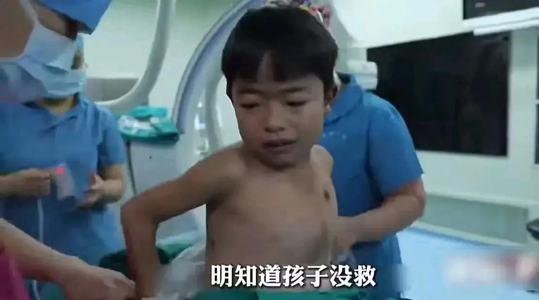 明知道孩子没救，无良医院却故意开膛破肚3次，直到榨干孩子父母攒下的100万，这才