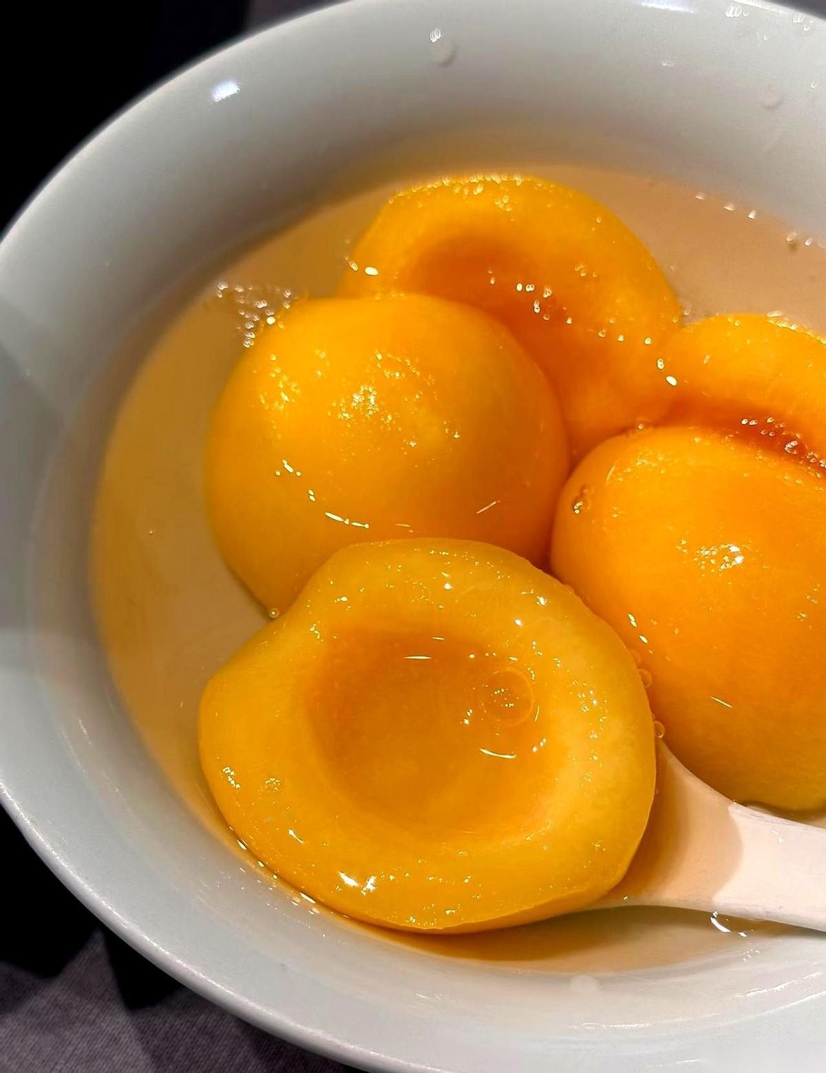 大年三十，我跟弟妹俩人，在厨房里忙活了一整天，腰都快断了。二十六个菜，一盘一盘往