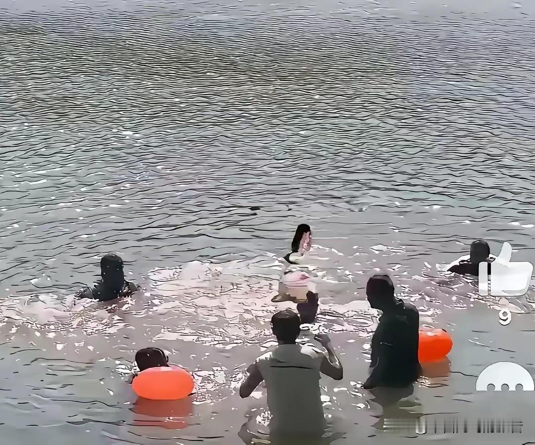 九个人翻过南京牌坊水库那道带尖刺的铁栅栏，跳进了给整座城市兜底用的备用水缸里头了