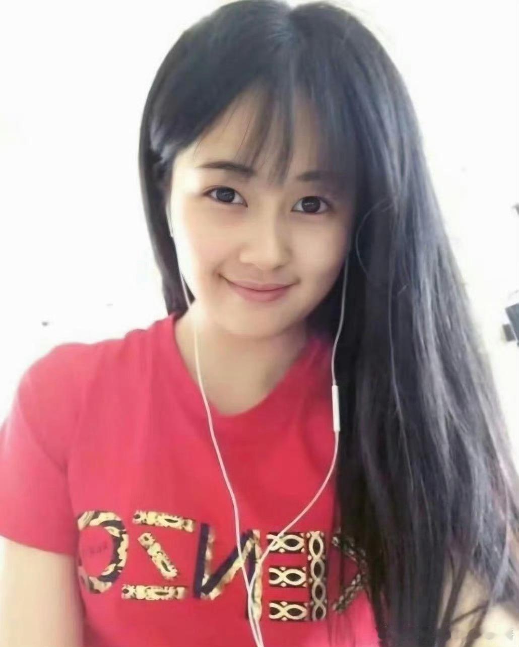 白鹿早期跟现在差距还是蛮大的，早期刊载是一个普通素人