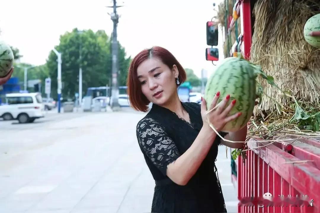 千里奔赴助农！杭州女老板用善意温暖河南瓜田盛夏七月的河南开封，连片瓜田硕果