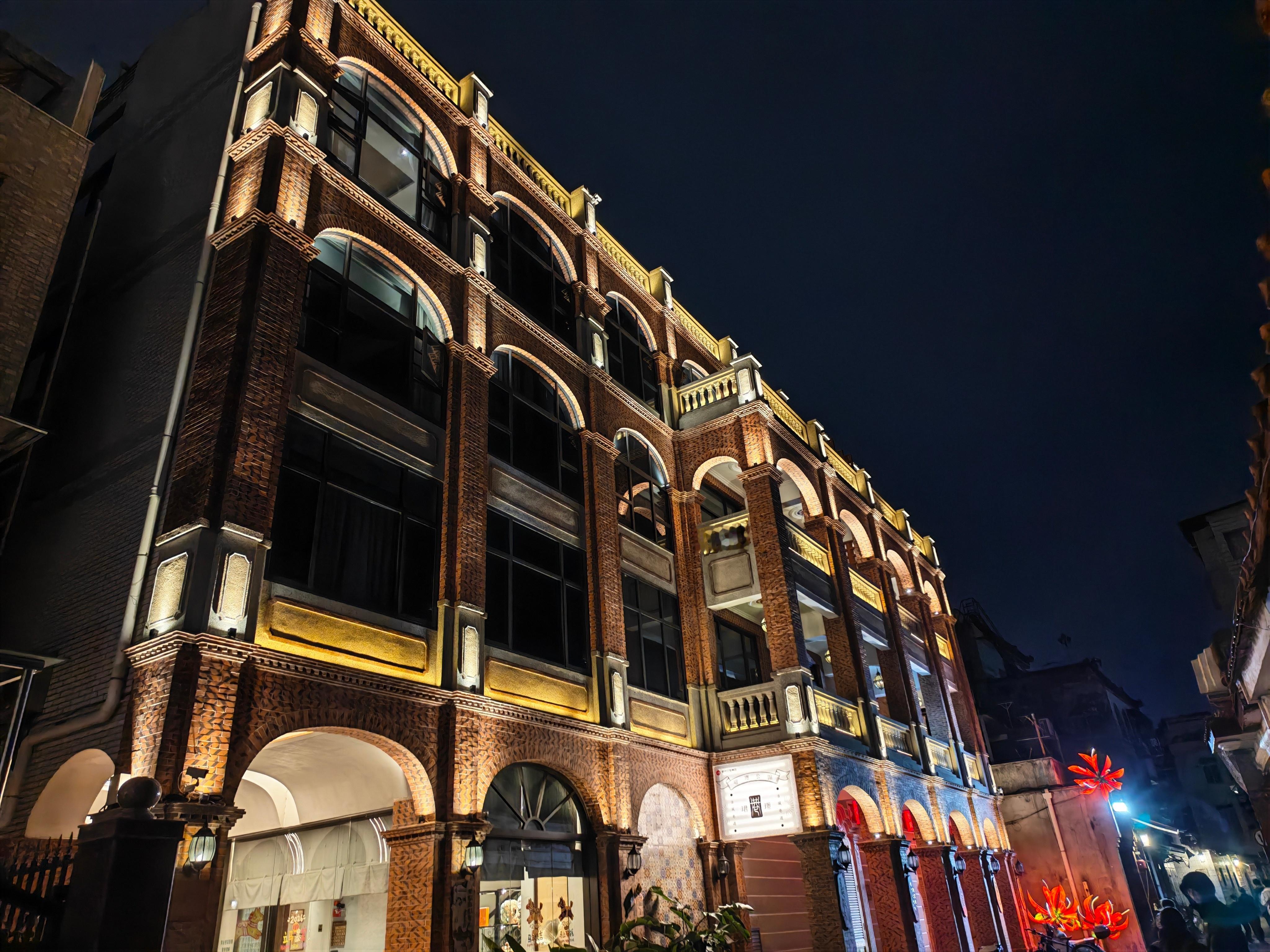 泉州泉州西街很繁华，很热闹，洛阳桥历史悠久，姜母鸭很好吃，三角梅盛开正旺，这是一