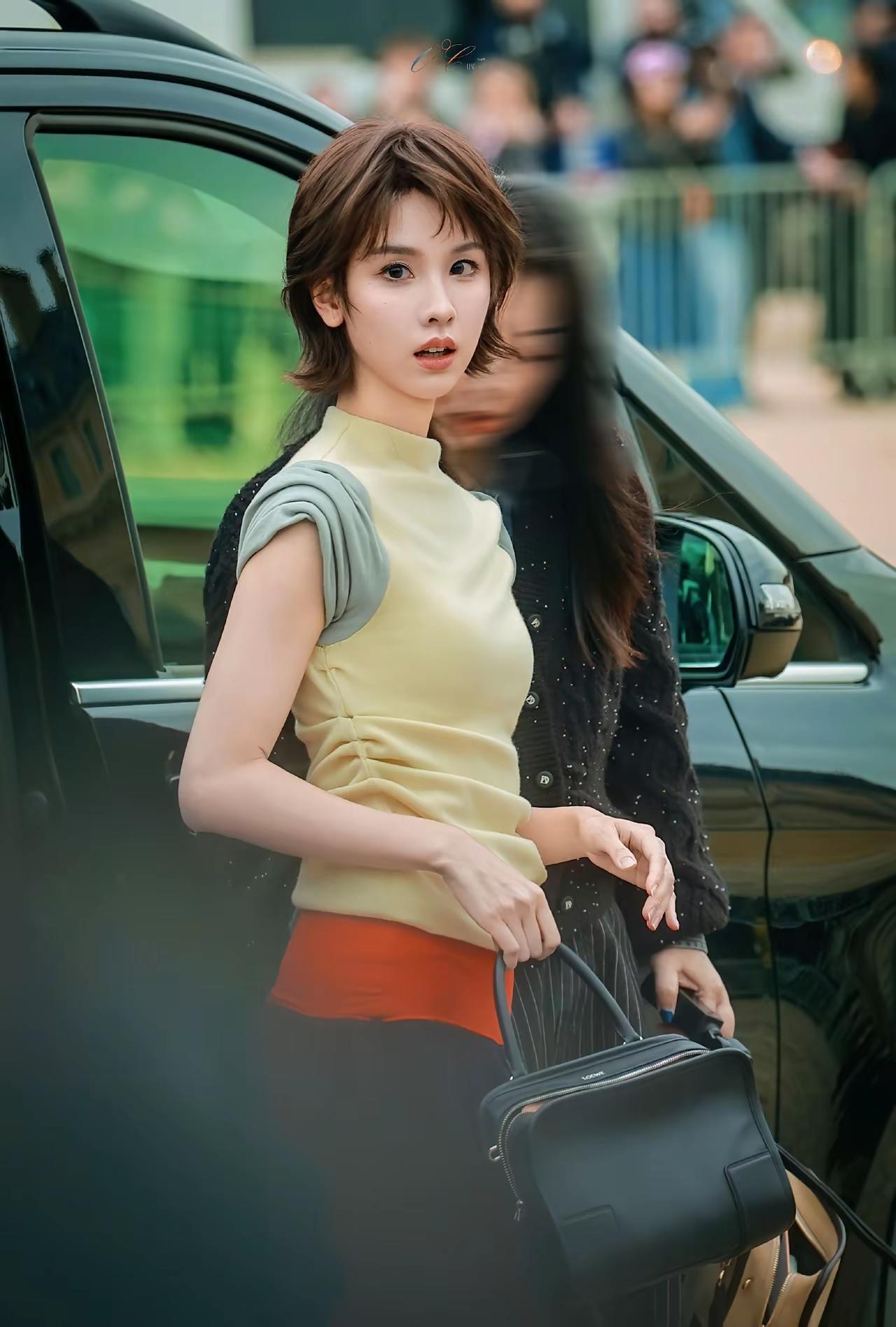 陈都灵[比心]，这趟去巴黎，改成短发，还是这么好看[爱心]关键是——胜过某