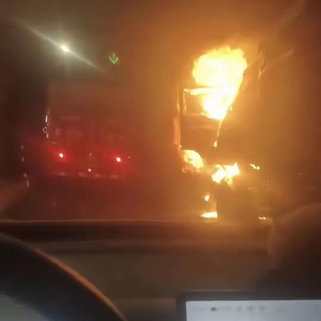 “妈！我可能出不去了！”近日，山东菏泽一位小伙开车经过山西青银高速的宝塔山隧道里