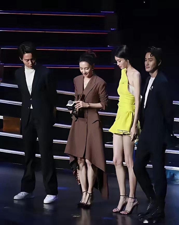 生图看着都替她脚疼，王丽坤这高跟鞋角度太夸张