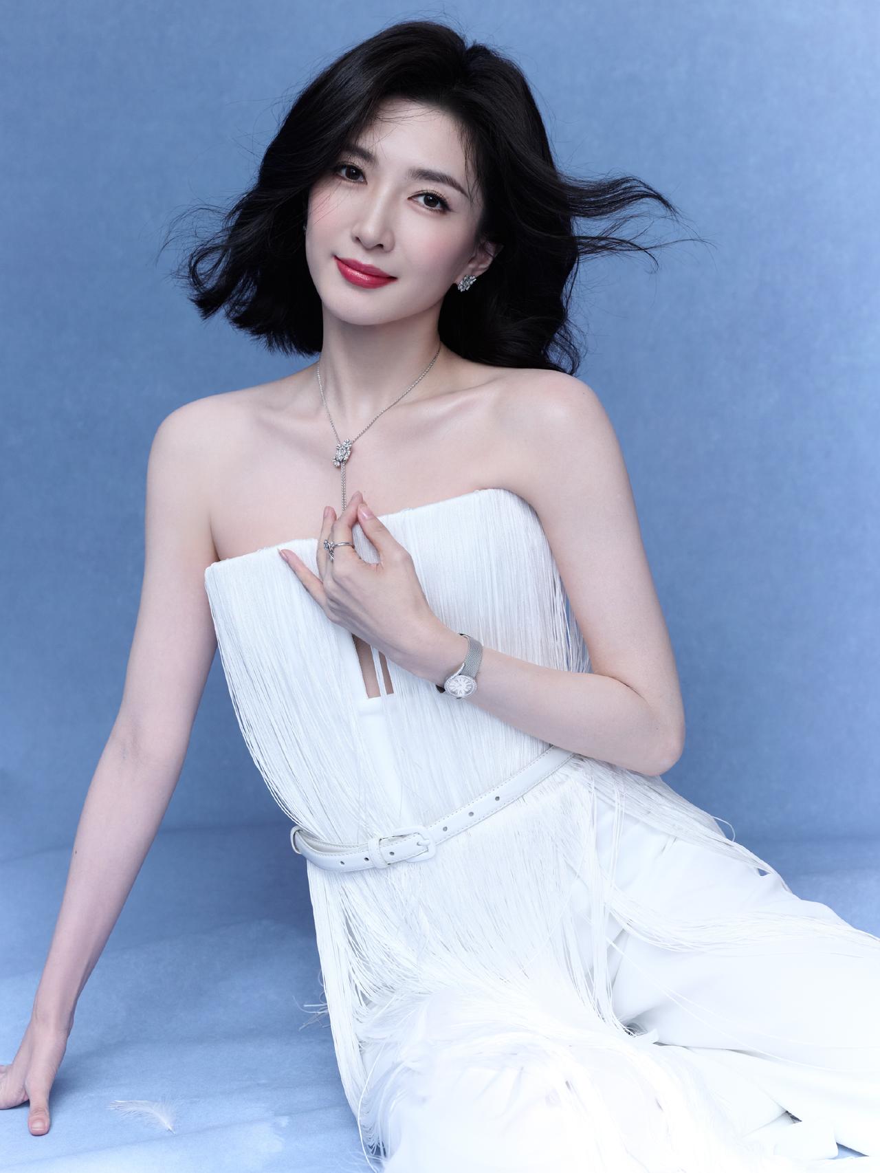 江疏影短发造型，"白到发光"[爱心]江疏影