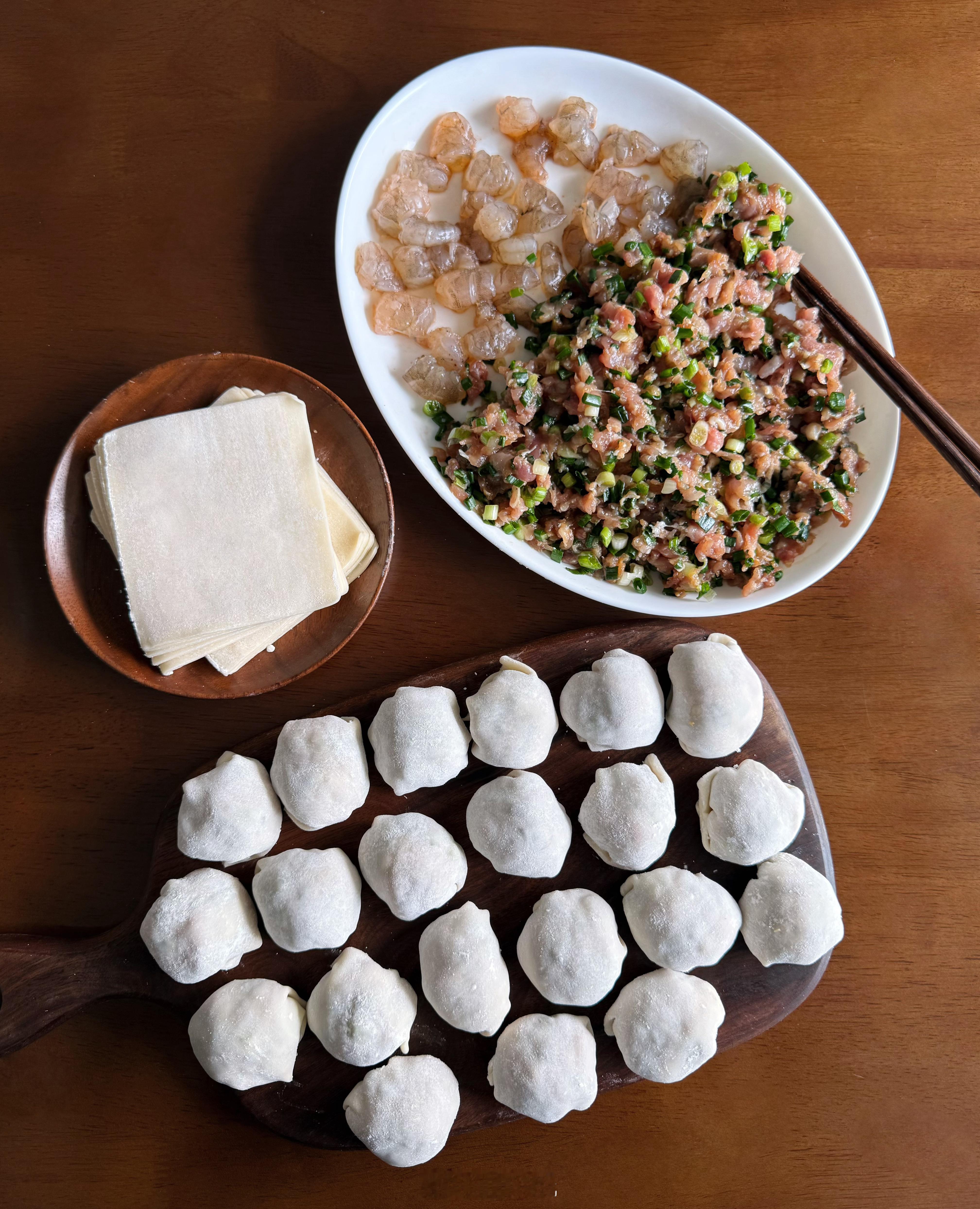 阴雨天，一碗馄饨，敲点胡椒粉。​​​