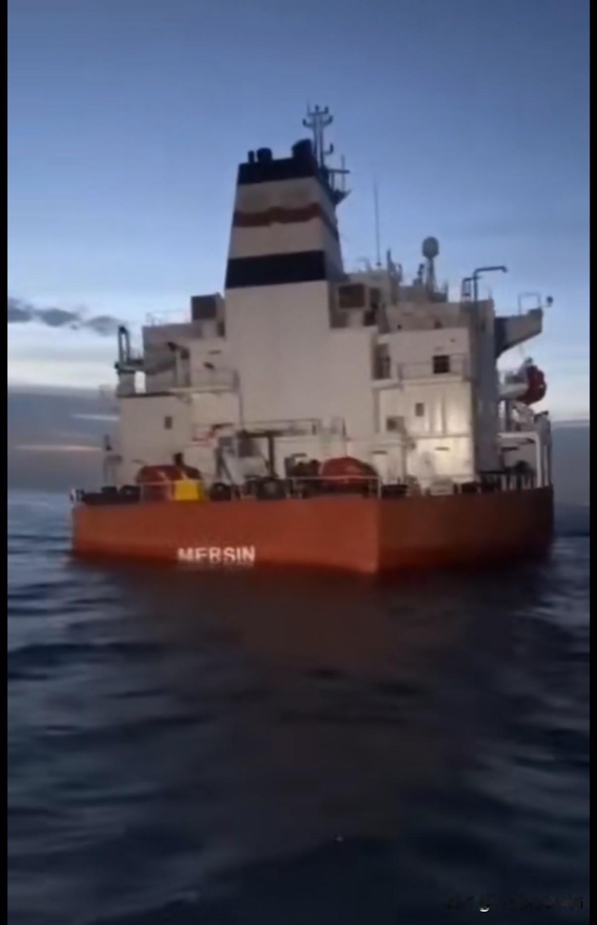 俄影子舰队油轮又遭袭，打击范围扩展到全球！俄罗斯影子舰队俄罗斯油轮沉没梅尔辛号油