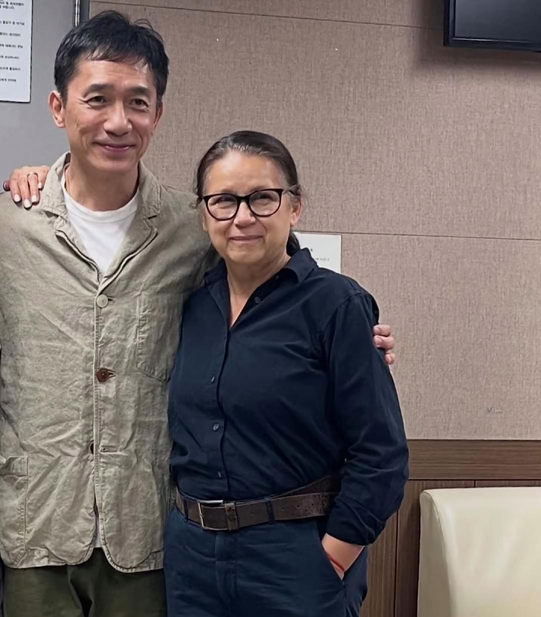 63岁梁朝伟在韩国和一位女导演见面，他看起来瘦了好多，打扮很随性，状态不错，即使