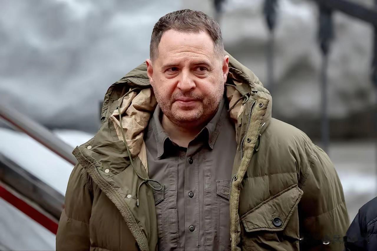 乌克兰国防部证实，曾经的乌克兰“实际二把手”叶尔马克被迫辞职后，从未联系过任何乌