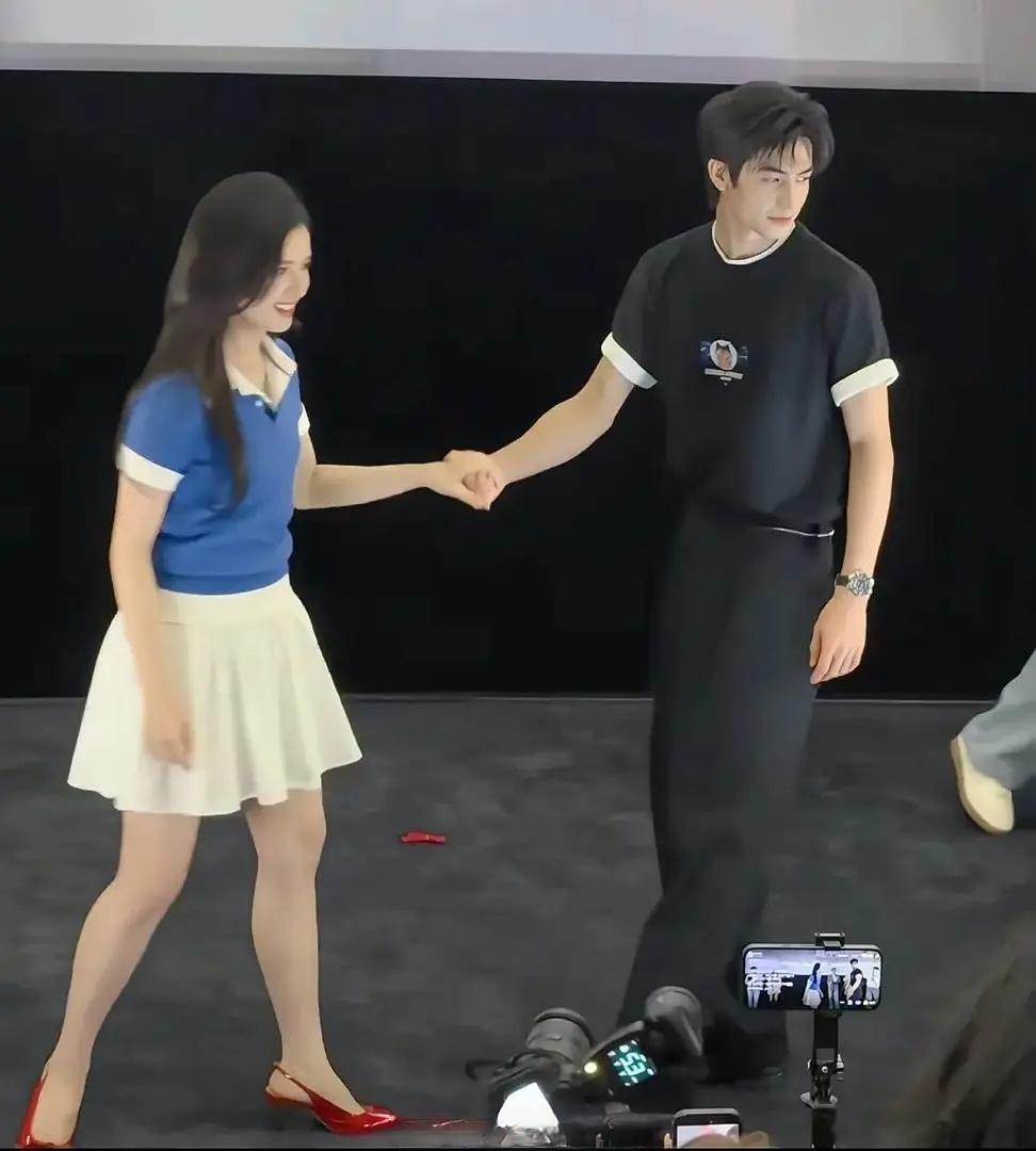 这雷霆衣服和鞋子到底是谁给配的？！你自己看看搭吗