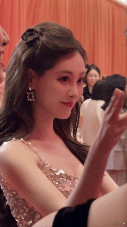 晚宴上的公主祝绪丹RV晚宴上的祝绪丹祝绪丹RV晚宴造型封神！碎钻吊带短裙闪到发光