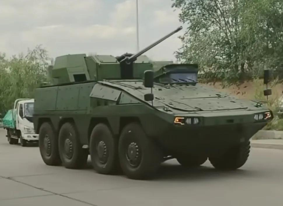 国产“拳狮犬”轮式装甲车，学习借鉴的不错，不能说很像，简直一模一样[捂脸哭]