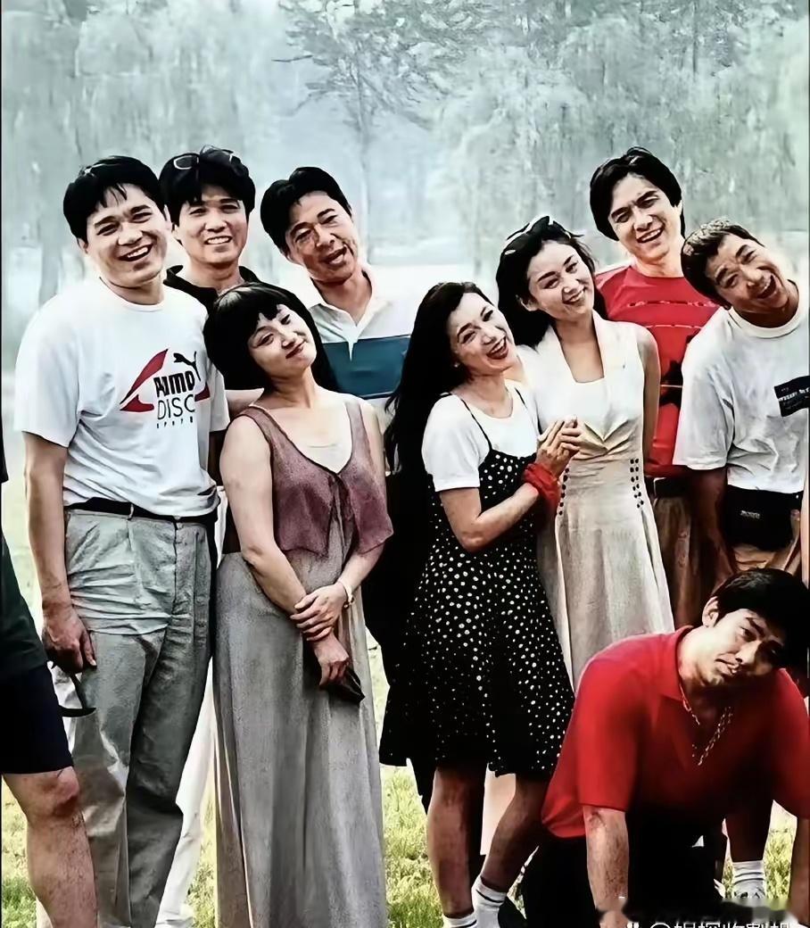 年轻时的陈红颜值惊艳，美得大方张扬，兼具典雅气韵与妩媚风情。​​​​