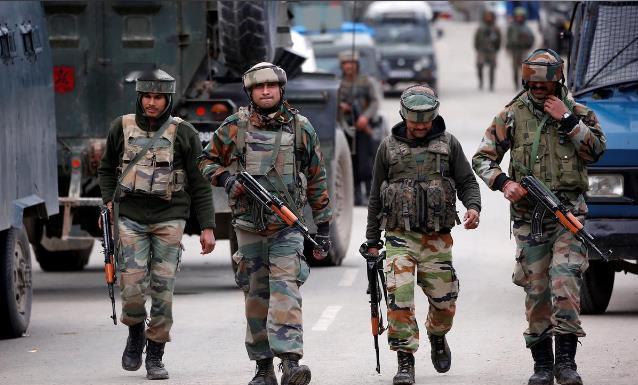 2018年的印巴边境雷区，两名印度士兵穿着崭新的防雷靴，按照指令一步步走向埋雷点