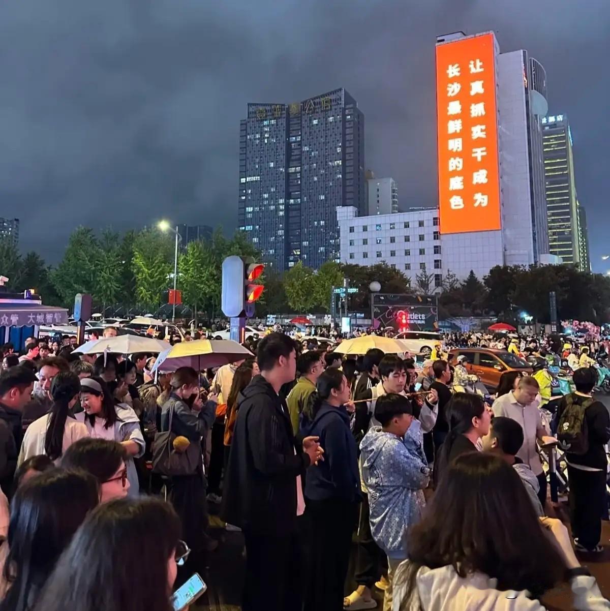 国庆假期的长沙真的把“顶流网红城市”的牌面拉满了。1号当天飘了整宿的冷雨，我路