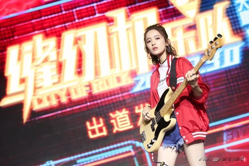 古力娜扎和张天爱谁更性感，五一晚会同框演出就有了答案。张天爱出生于1990年，代