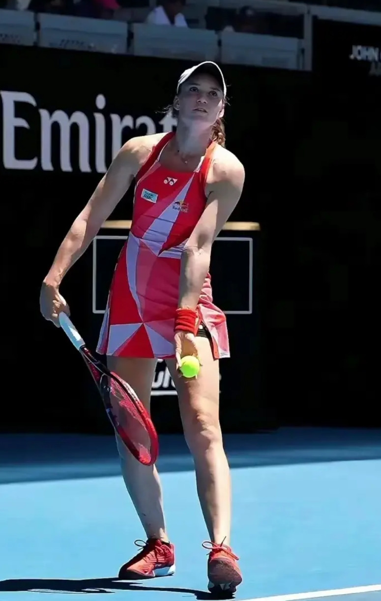 看看当今女子网坛的“麒麟臂”，你别看莱巴金娜文文静静，你仔细看看她的胳膊臂围就知