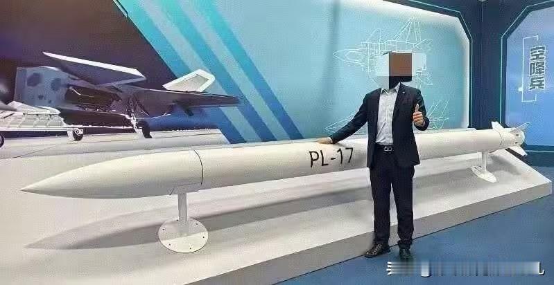 原来17这么长..总有人质疑这导弹6米长，塞不进歼20弹舱就是鸡肋，上周跟空