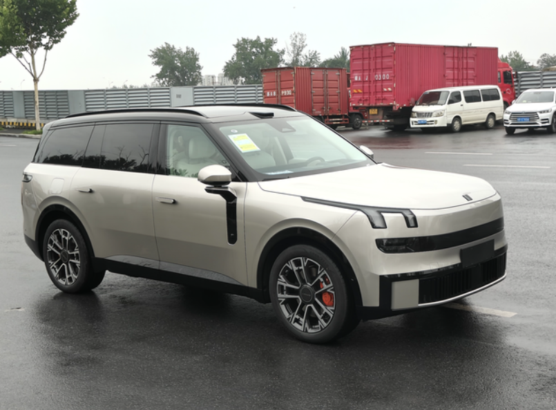 领克900提车车还不错！很大！主要1.5不到30要啥自行车5.2米比某想