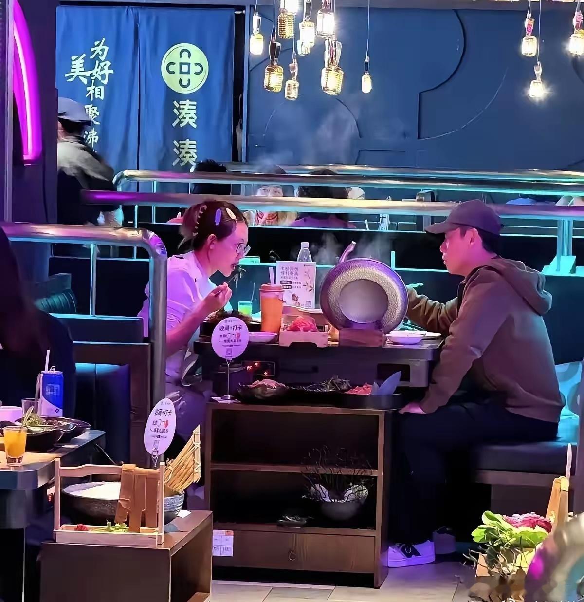 刷到郑恺和苗苗吃火锅的照片，说真的，我第一眼看的不是明星，是桌子。手机，都是扣在