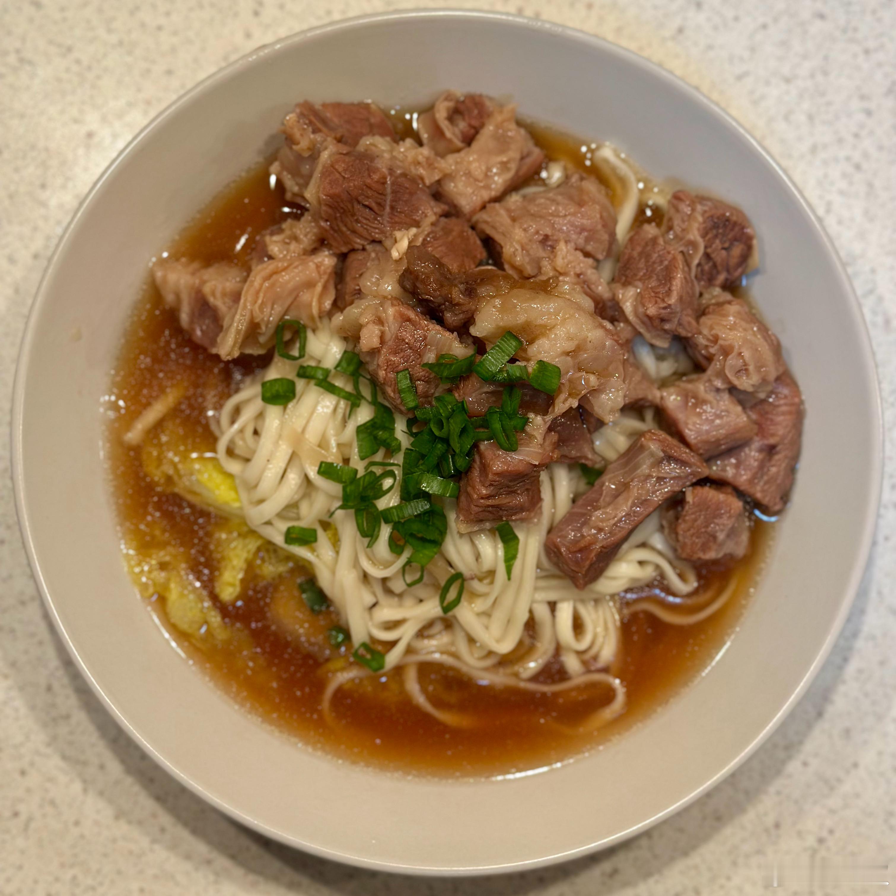 晚上吃碗红烧牛肉面。这几天成都下雨，早上都没吃成麦当劳早餐，倒是给我腾出来不少脂