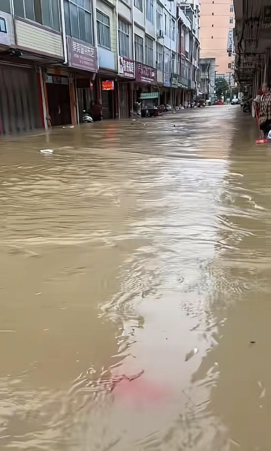 又是越南泄洪广西百色、崇左的网友发视频说当地被淹出现这个情况的原因就是越南的