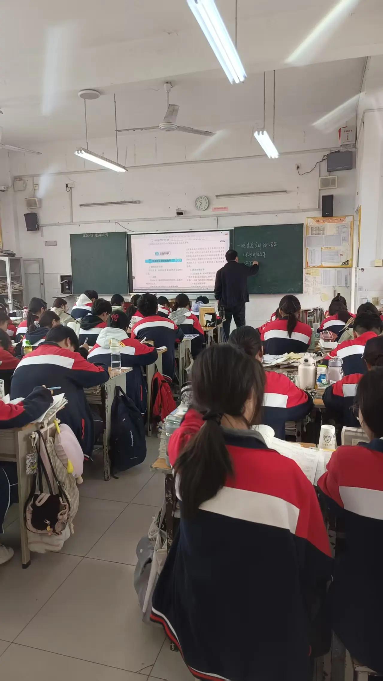 分享一个真实的教学案例高一期末考试成绩：语文：95分，数学：131分，英语：