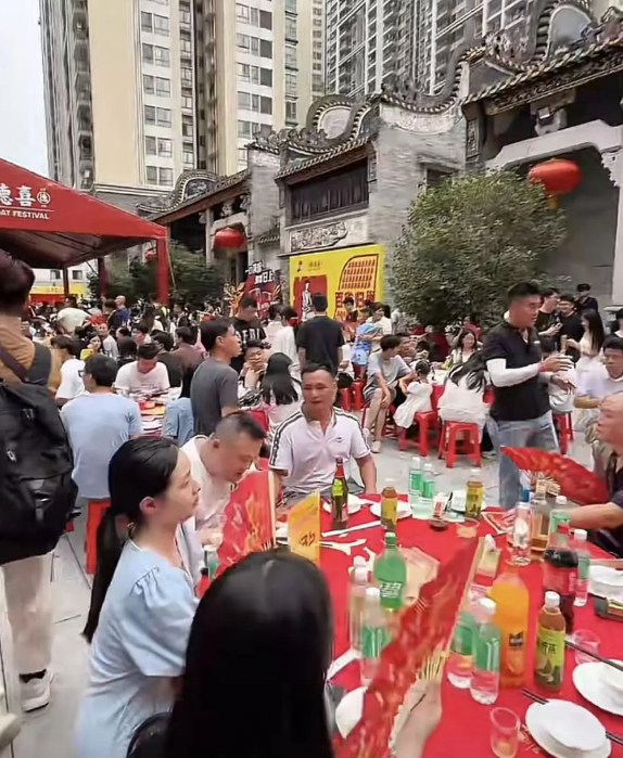 翻船归翻船，广州猎德村照样大摆龙舟宴除了在李氏祠堂，天河天汇广场西南门，方圆