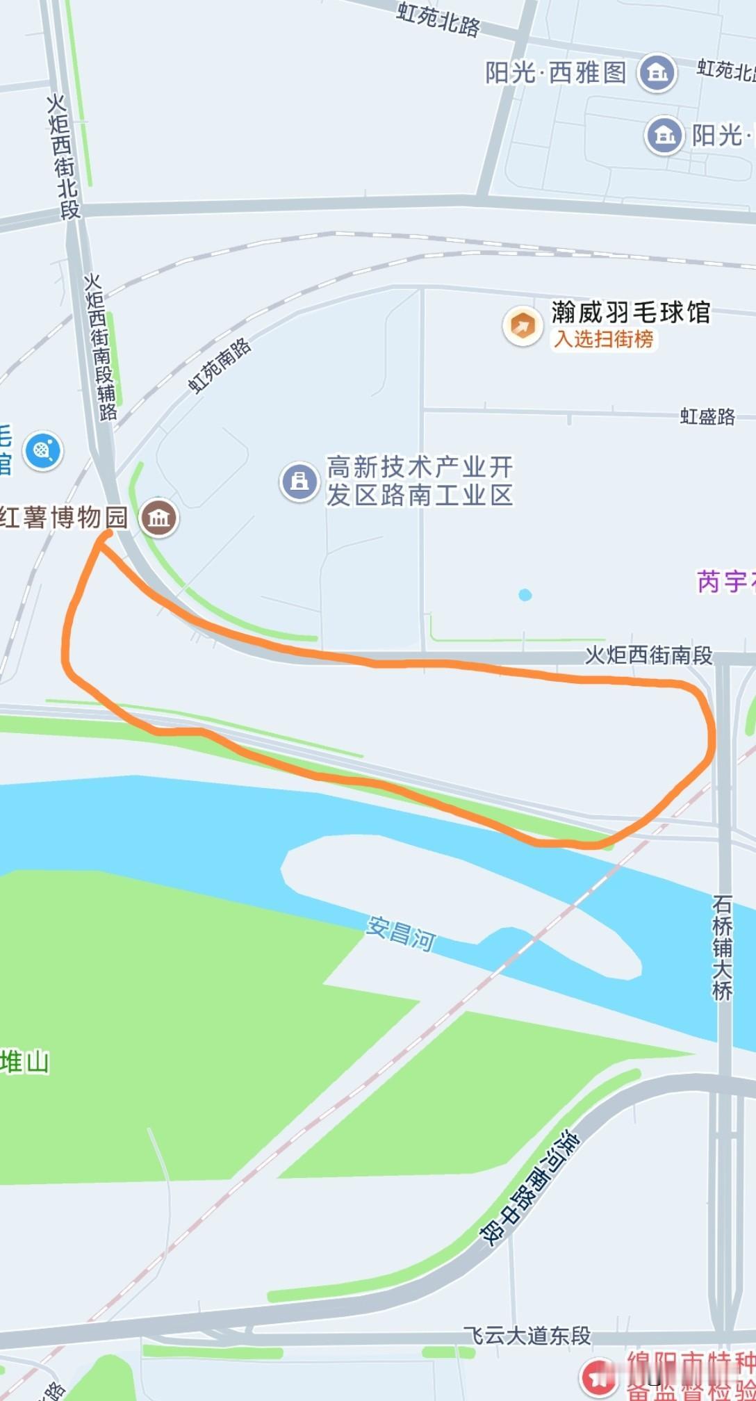 这么好的一块地,怎么就没有被房地产公司看上呢。前面就是江,后面就是双向8车道的大