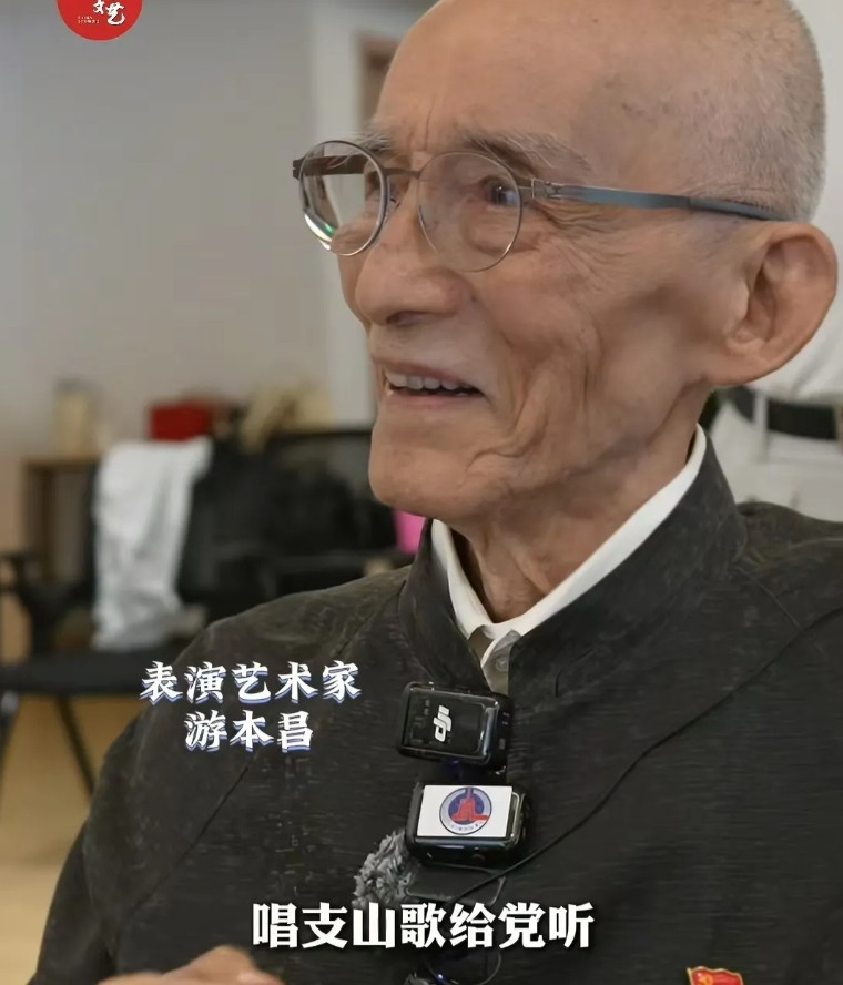大家不要再黑这位92岁的老戏骨了。其实儿子是因为工作原因常驻定居美国；大