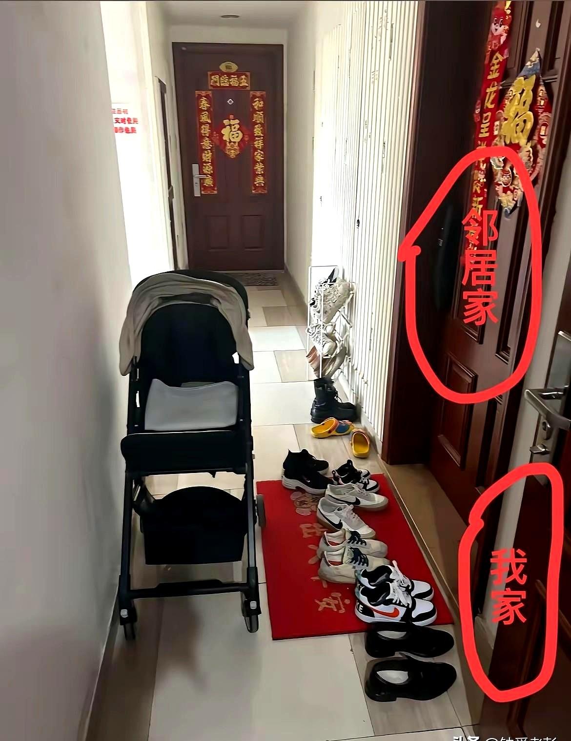 遇到这样的邻居也是无语，鞋子快摆到我家门口，每次开门一股臭烘烘的味道。沟通让他